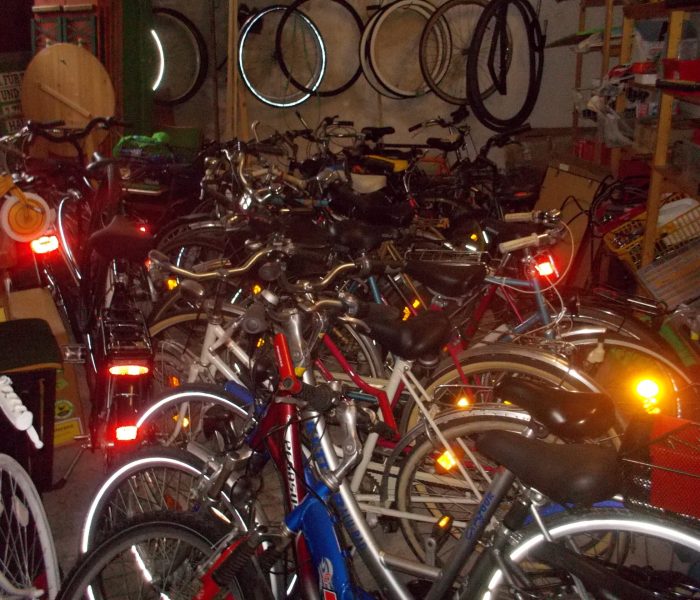 eingekellerte Alträder erneuert in Fahrt zu bringen