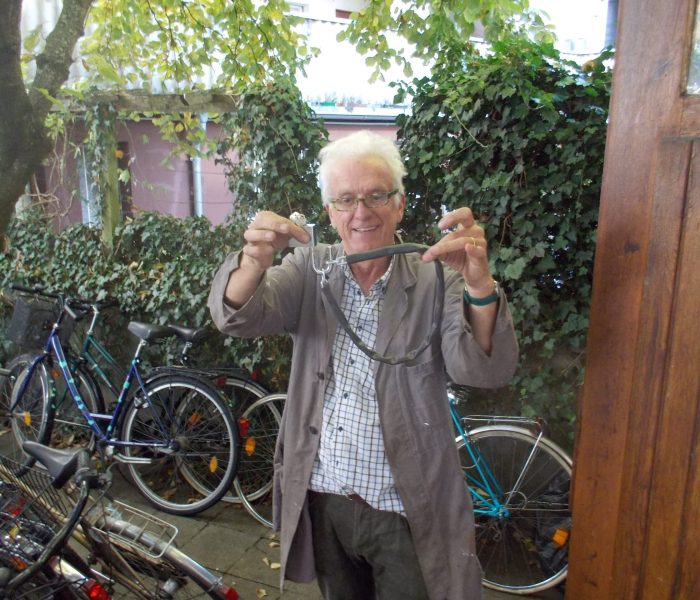 Baumarktketten in Schlauch gehüllt mit Vorhängeschloß sind preiswert